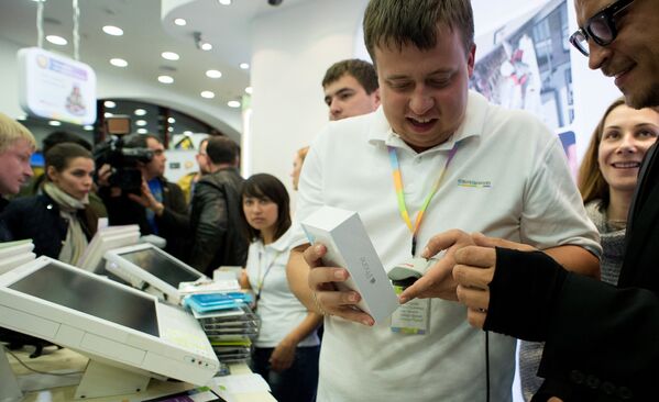 Посетители московского магазина Связной во время старта продаж новых смартфонов Apple iPhone 6 и iPhone 6 plus