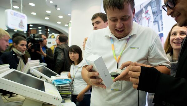 Посетители московского магазина Связной во время старта продаж новых смартфонов Apple iPhone 6 и iPhone 6 plus. Архивное фото