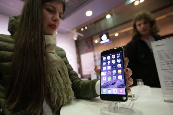 Посетитель московского магазина знакомится с функциями новых смартфонов Apple iPhone 6 и iPhone 6 plus