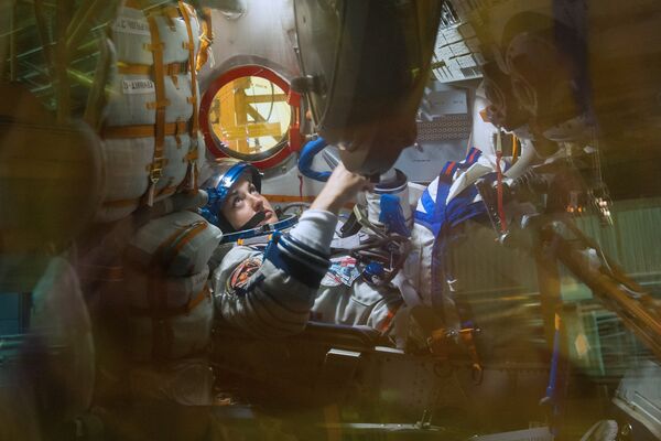 Член основного экипажа транспортного пилотируемого корабля Союз ТМА-14М космонавт Роскосмоса Елена Серова во время осмотра космического корабля