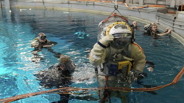Космонавт на тренировке в гидролаборатории