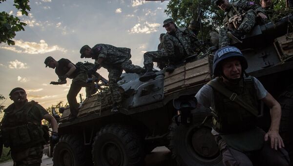 Бойцы ополчения Донбасса в городе Снежное. Архивное фото