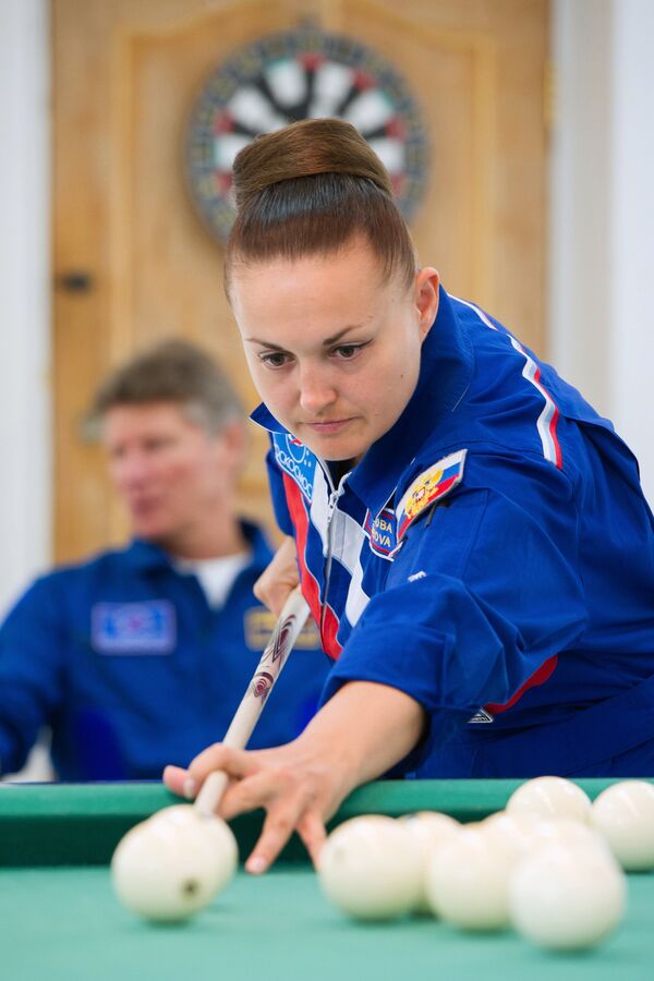 Член основного экипажа транспортного пилотируемого корабля Союз ТМА-14М, космонавт Роскосмоса Елена Серова играет в бильярд на космодроме Байконур
