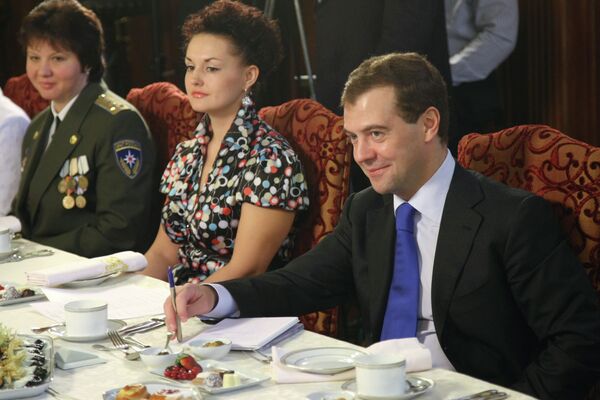 Президент России Дмитрий Медведев во время встречи с женщинами-представительницами неженских профессий в гостевой резиденции в Барвихе, 2009 год