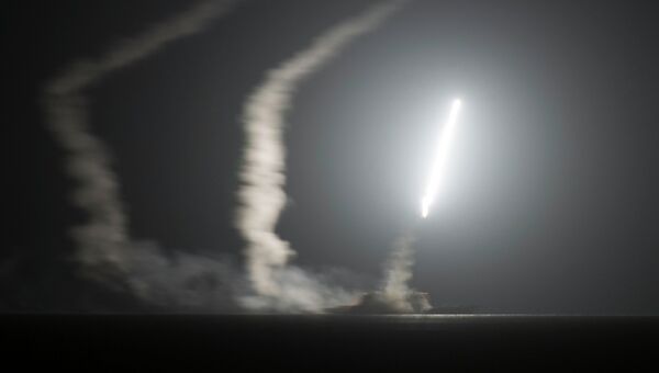 Ракетный крейсер ВМС США запускает ракету по позициям ИГИЛ в Сирии. Архивное фото