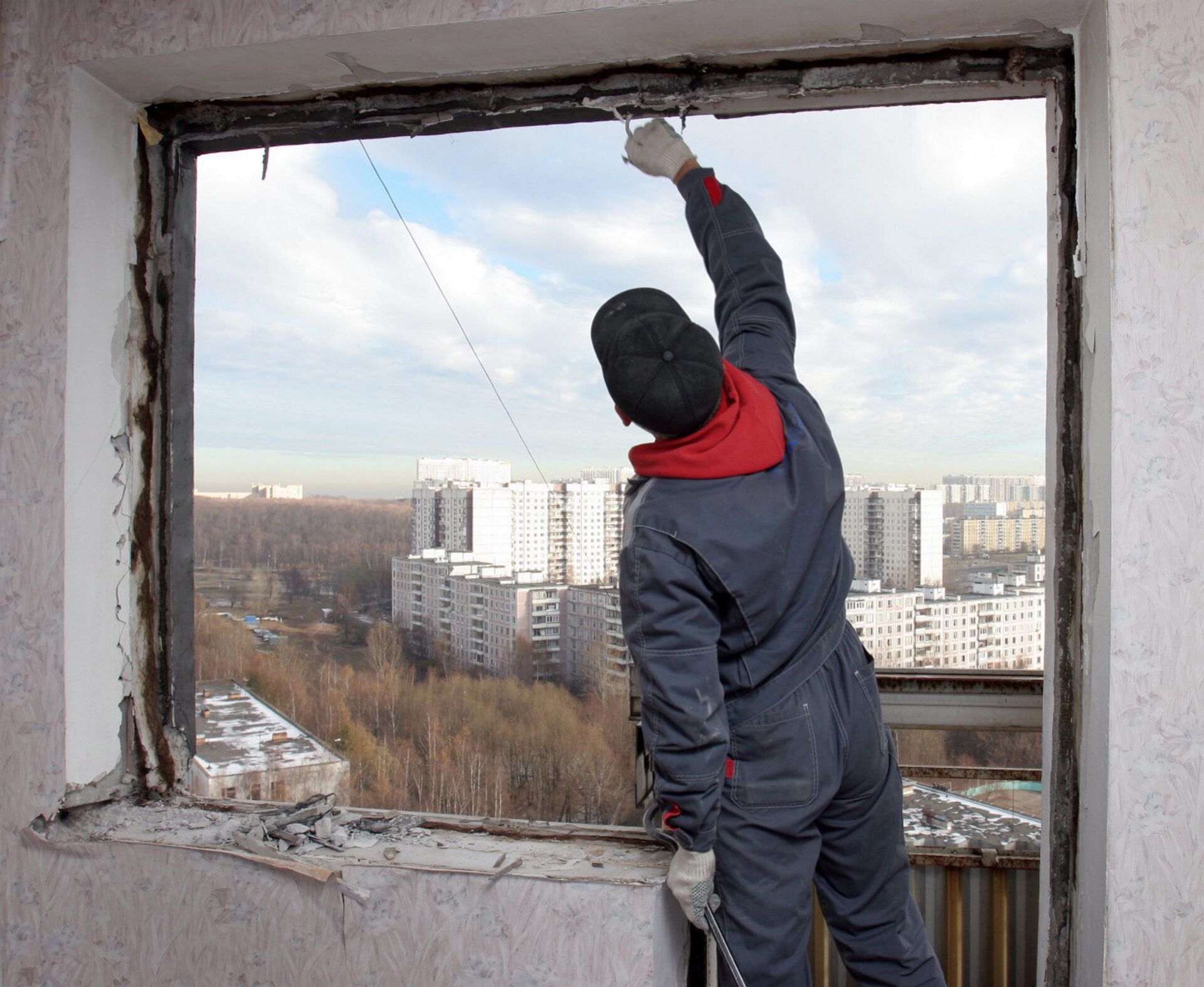 Рабочий устанавливает новые окна в квартире - РИА Новости, 1920, 04.12.2021