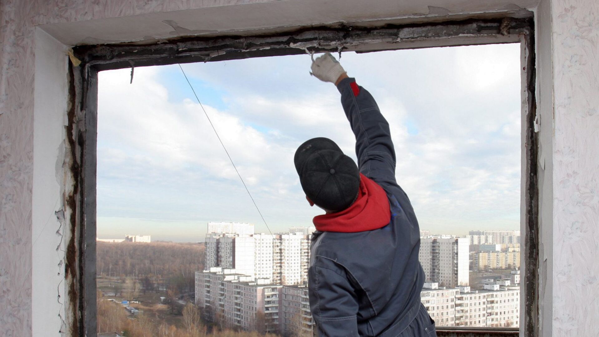 Рабочий устанавливает новые окна в квартире - РИА Новости, 1920, 30.03.2022