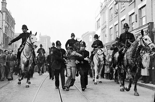Полиция во время столкновений в Восточном Лондоне, 4 октября 1936 года