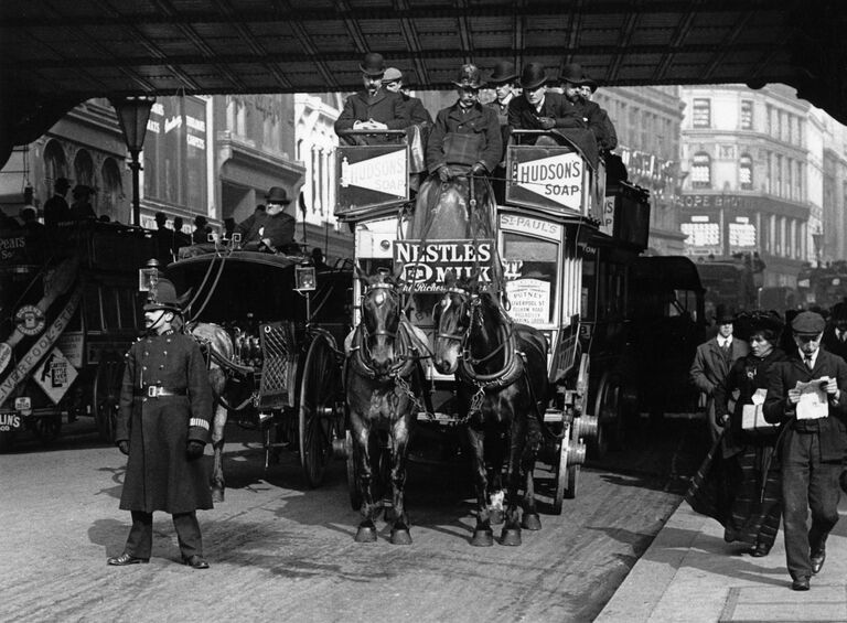 Полицейский контролирует движение в Лондоне, 1902 год