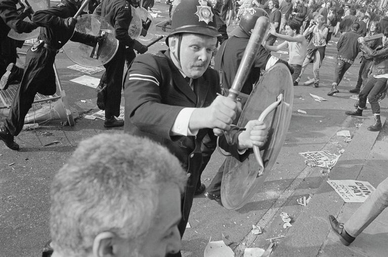 Полиция во время беспорядков на Трафальгарской площади в Лондоне
