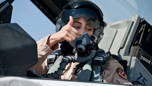 Первая женщина-летчик в истории Объединенных Арабских Эмиратов майор Мариам Аль-Мансури