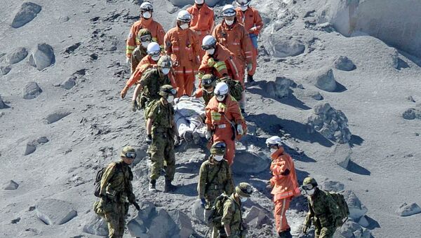 Эвакуация пострадавших со склонов вулкана Онтакэ в Японии