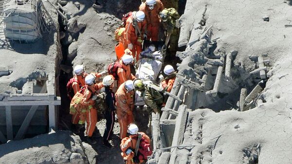 Эвакуация пострадавших со склонов вулкана Онтакэ в Японии