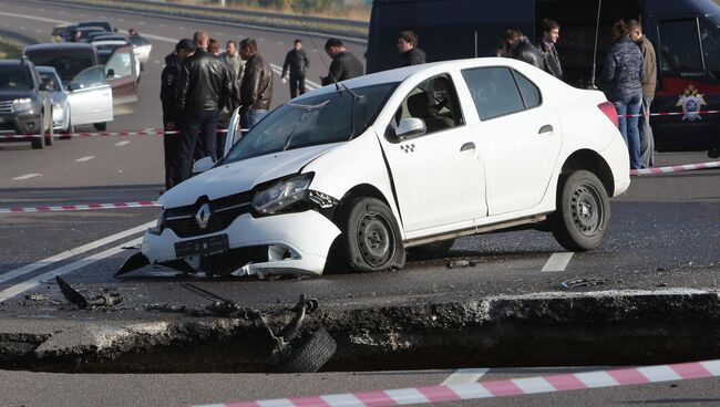 Обвал грунта на участке автотрассы в Крыму