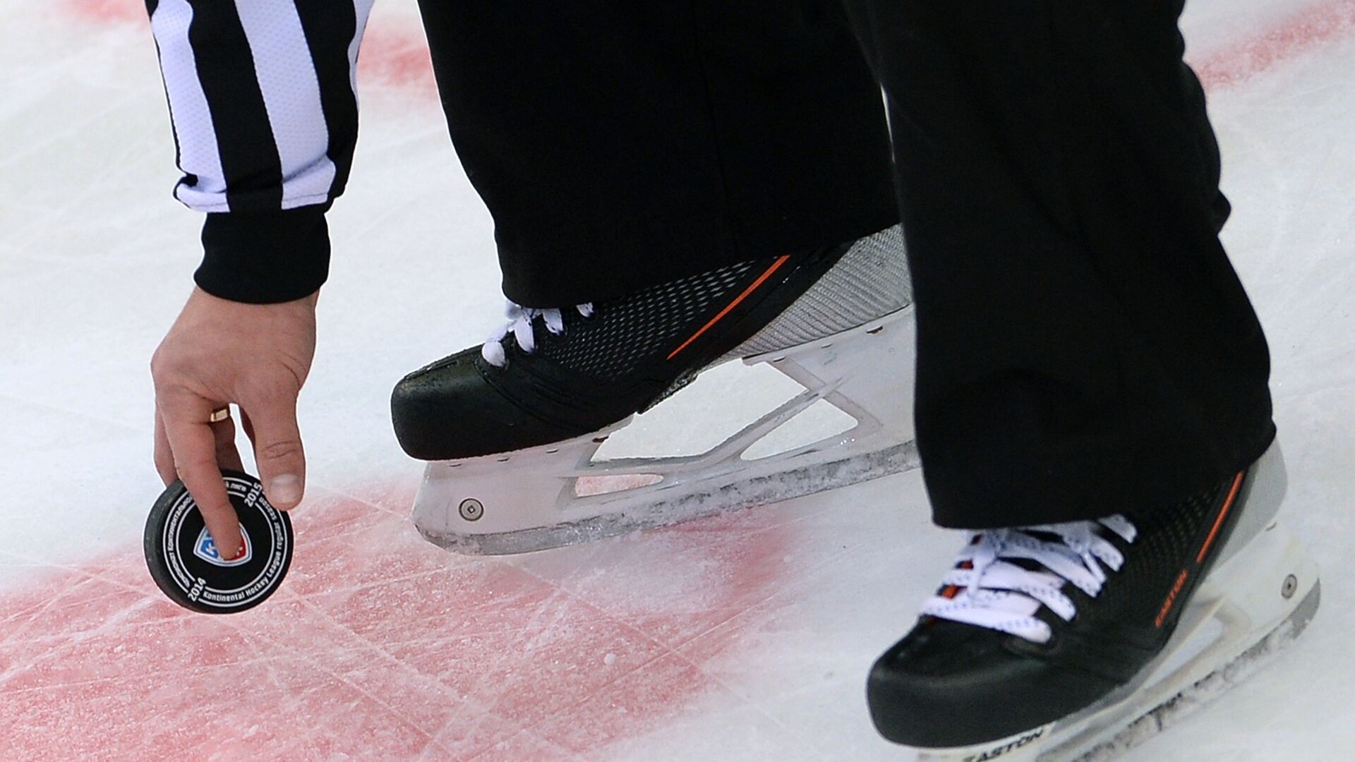 Судья держит шайбу перед вбрасыванием в матче регулярного чемпионата КХЛ - РИА Новости, 1920, 18.12.2025