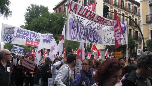 Митинги в защиту права женщин на аборты проходят в Испании
