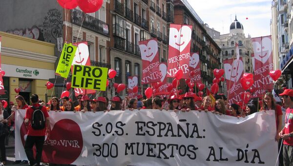 Десятки тысяч испанцев вышли на улицы, требуя запретить аборты