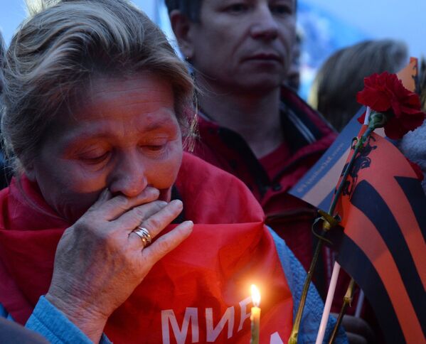 Участники акции памяти Донецк: невинно убиенные, которая проходит на Поклонной горе в Москве
