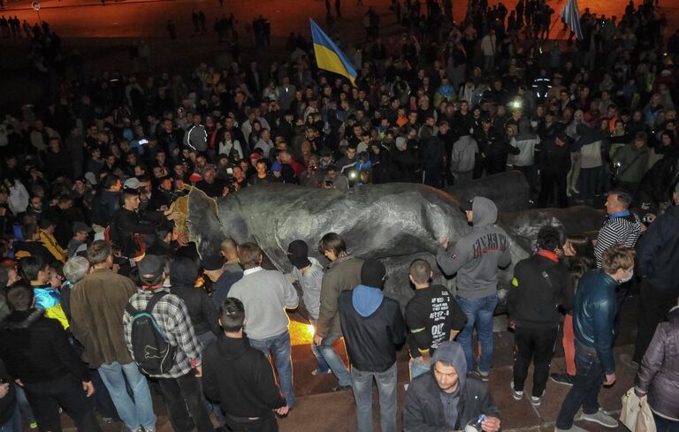 Памятник Ленину снесли в Харькове, 28 сентября 2014