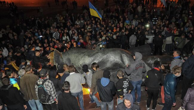 Памятник Ленину снесли в Харькове, 28 сентября 2014