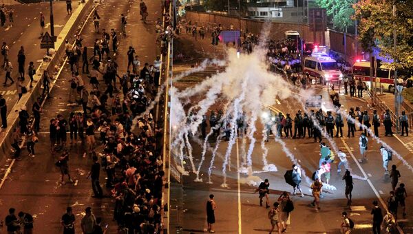 Полиция применяет слезоточивый газ для разгона демонстрации в Гонконге