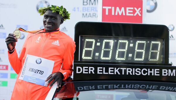 Кенийский легкоатлет, бегун на длинные дистанции, победитель Берлинского марафона 2014 года Деннис Киметто на церемонии награждения