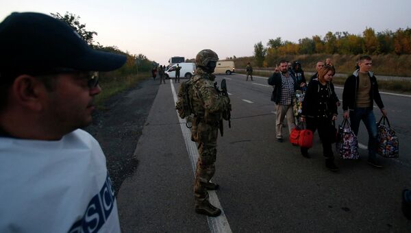 Представитель ОБСЕ на месте обмена пленными под Донецком. Архивное фото