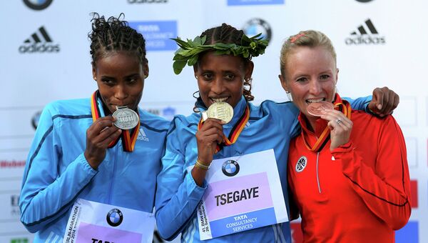 Побеительница Берлинского марафона 2014: Фейсе Тадесе, Тирфи Цегае из Эфиопии и Шалэйн Фленегэн из США