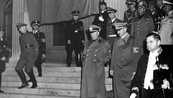 Премьер-министр Италии Бенито Муссолини и рейхсканцлер Германии Адольф Гитлер после подписания Мюнхенского соглашения
