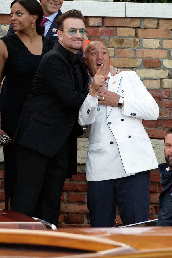 Ирландский рок-музыкант, вокалист рок-группы U2 Боно на свадьбе Джорджа Клуни и Амаль Аламуддин в Венеции