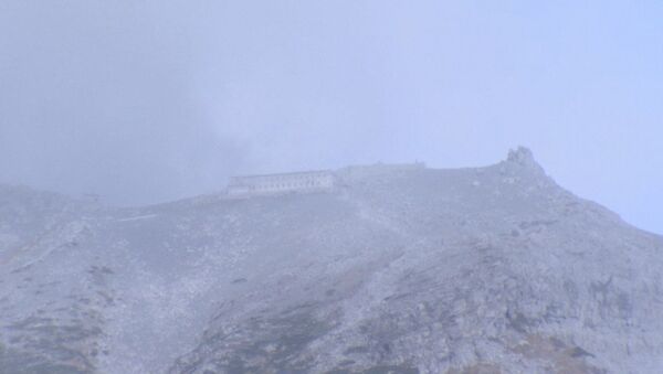Белый пепел засыпал склоны вулкана Онтакэ после извержения