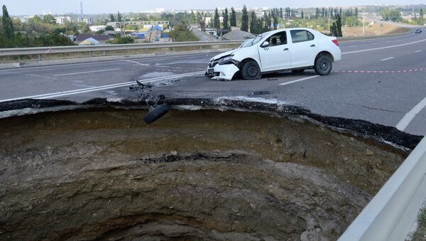 Обвал грунта на участке автотрассы в Крыму. Архивное фото