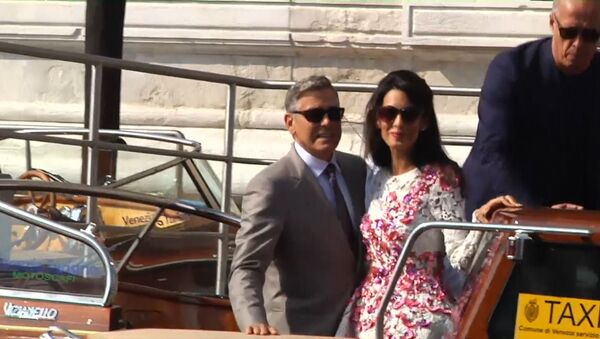 Джордж Клуни с женой появились на публике и прокатились по каналам Венеции