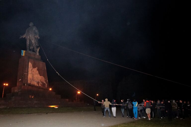 В Харькове снесли памятник Ленину