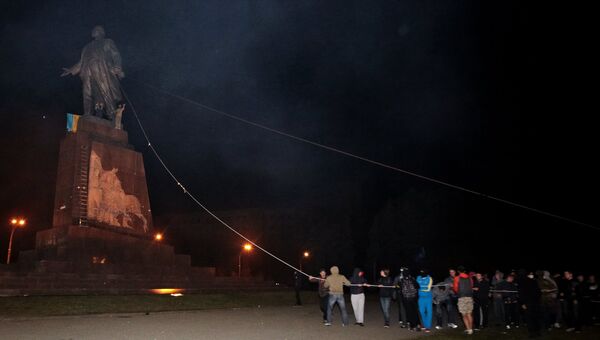Неизвестные сносят памятник Владимиру Ленину в Харькове