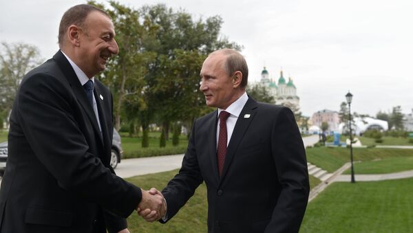 Президент России Владимир Путин (справа) и президент Азербайджана Ильхам Алиев на церемонии официальной встречи глав государств-участников IV Каспийского саммита в Астраханском кремле