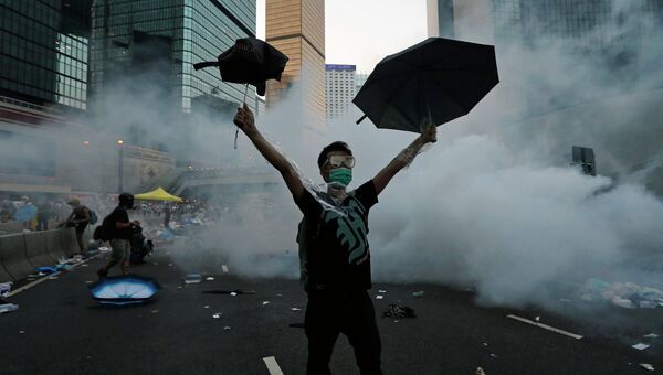 Протестующий во время столкновения с полицией в Гонконге. Архивное фото.