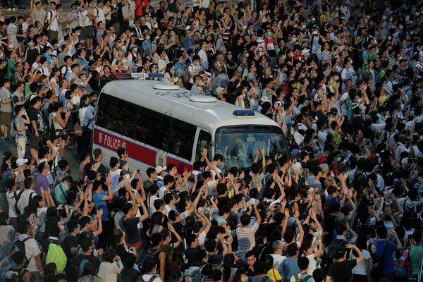 Полицейский микроавтобус в толпе протестующих в Гонконге