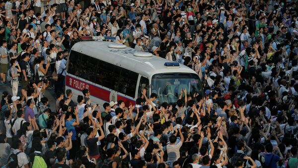 Полицейский микроавтобус в толпе протестующих в Гонконге