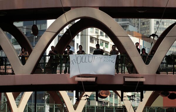Плакат с надписью Occupy Hong Kong вывешен на мосту в Гонконге