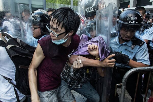 Столкновения полиции и протестующих в Гонконге