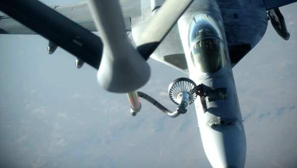 Заправка в воздухе самолета ВВС США F-18E Super Hornet. Архивное фото