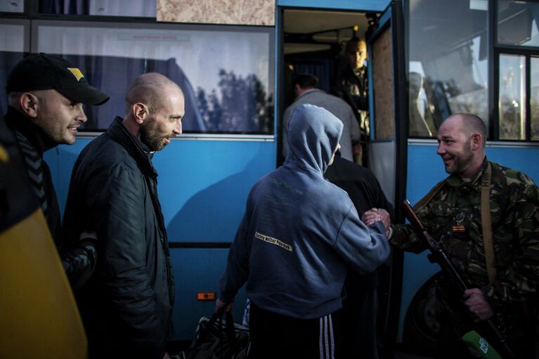 Ополченцы во время обмена пленными в Донецке