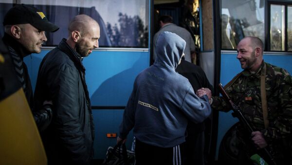 Ополченцы во время обмена пленными в Донецке
