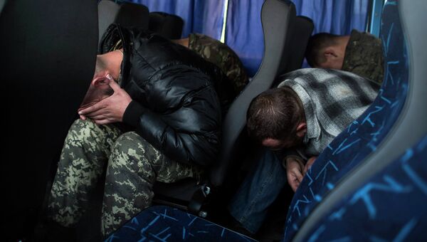 Украинские военнослужащие перед обменом пленными в Донецке. Архивное фото