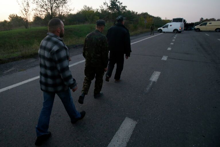 Украинские военные после во время обмена пленными в Донецке