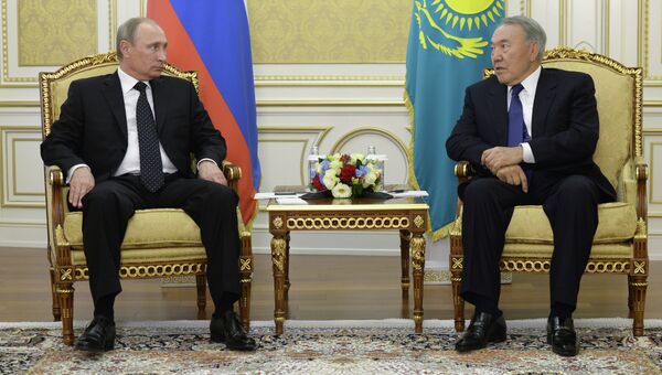 Президент РФ Владимир Путин (слева) и президентКазахстана Нурсултан Назарбаев, архивное фото