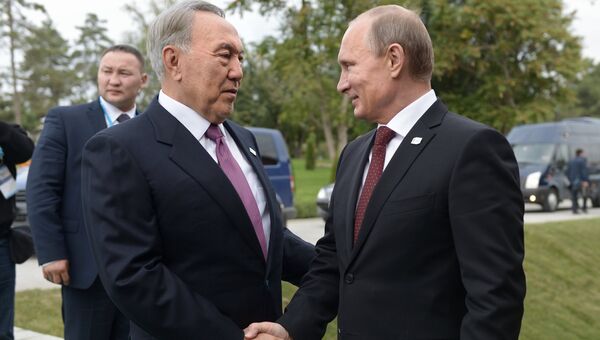Президент России Владимир Путин (справа) и президент Казахстана Нурсултан Назарбаев