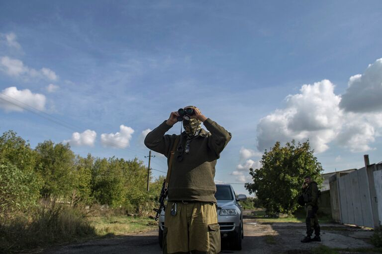 Боец народного ополчения на позиции