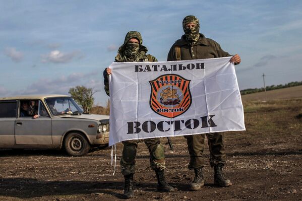 Ополченцы держат флаг батальона Восток